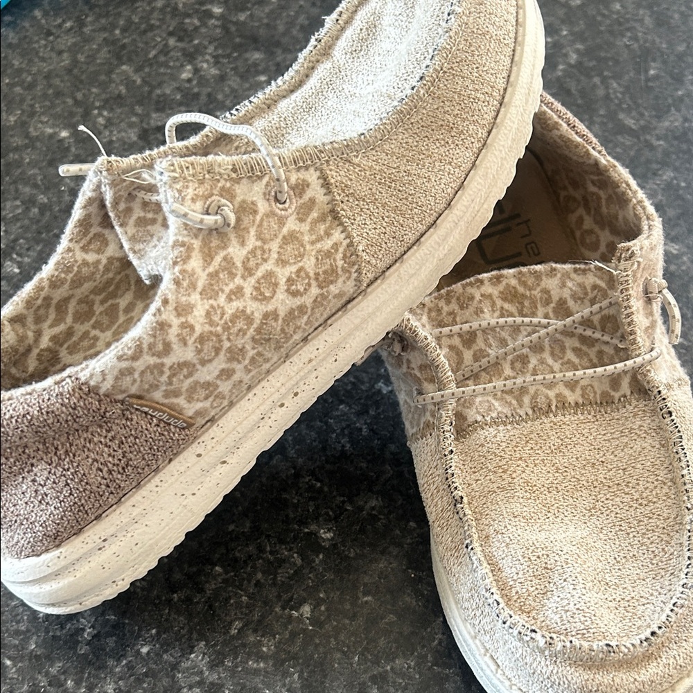 Women’s Hey dude. Size 7 tan leopard print